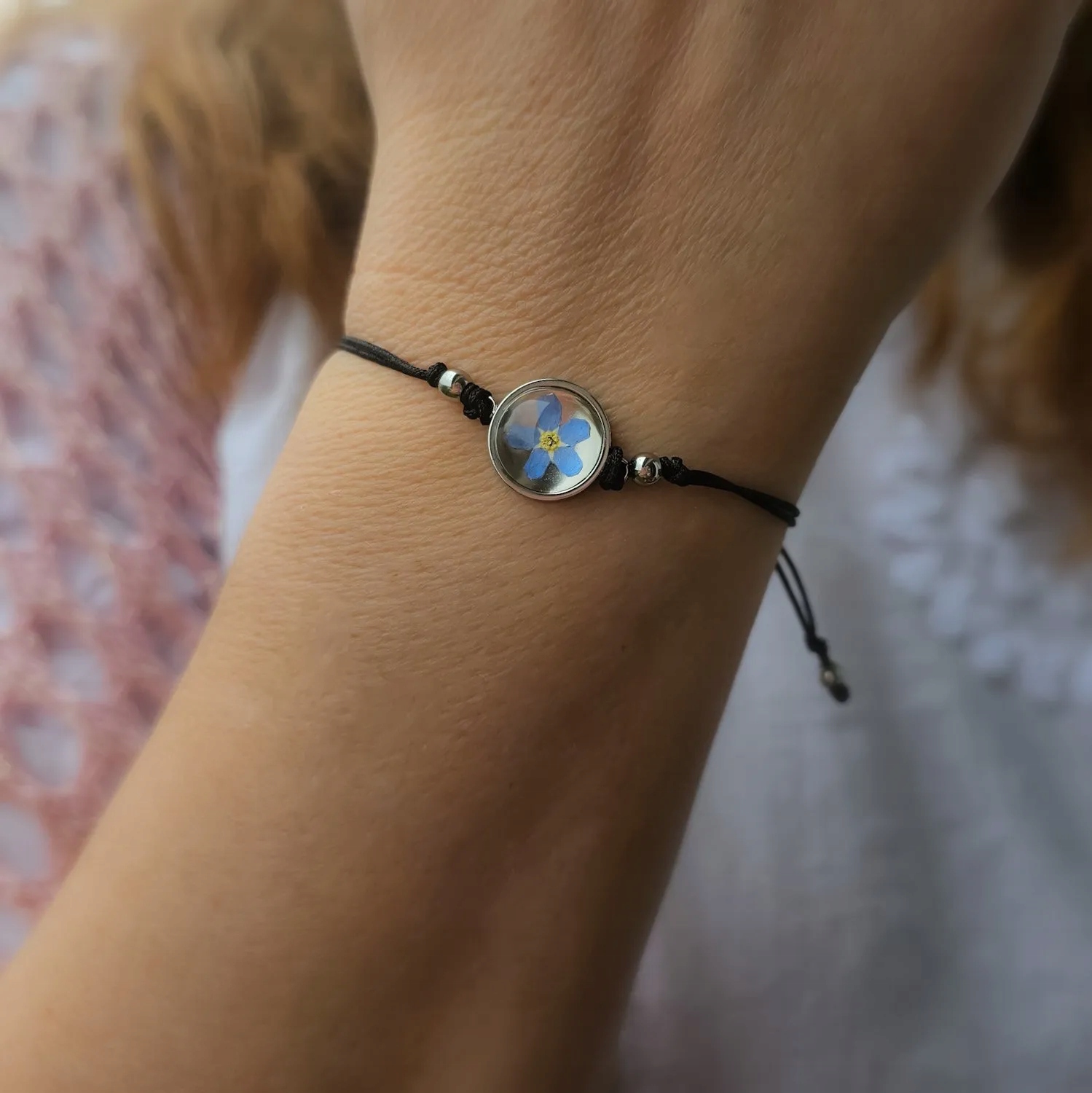 BRANSOLETKA Z NIEZAPOMINAJKĄ NA RZEMYKU OKRĄGŁA CZARNA