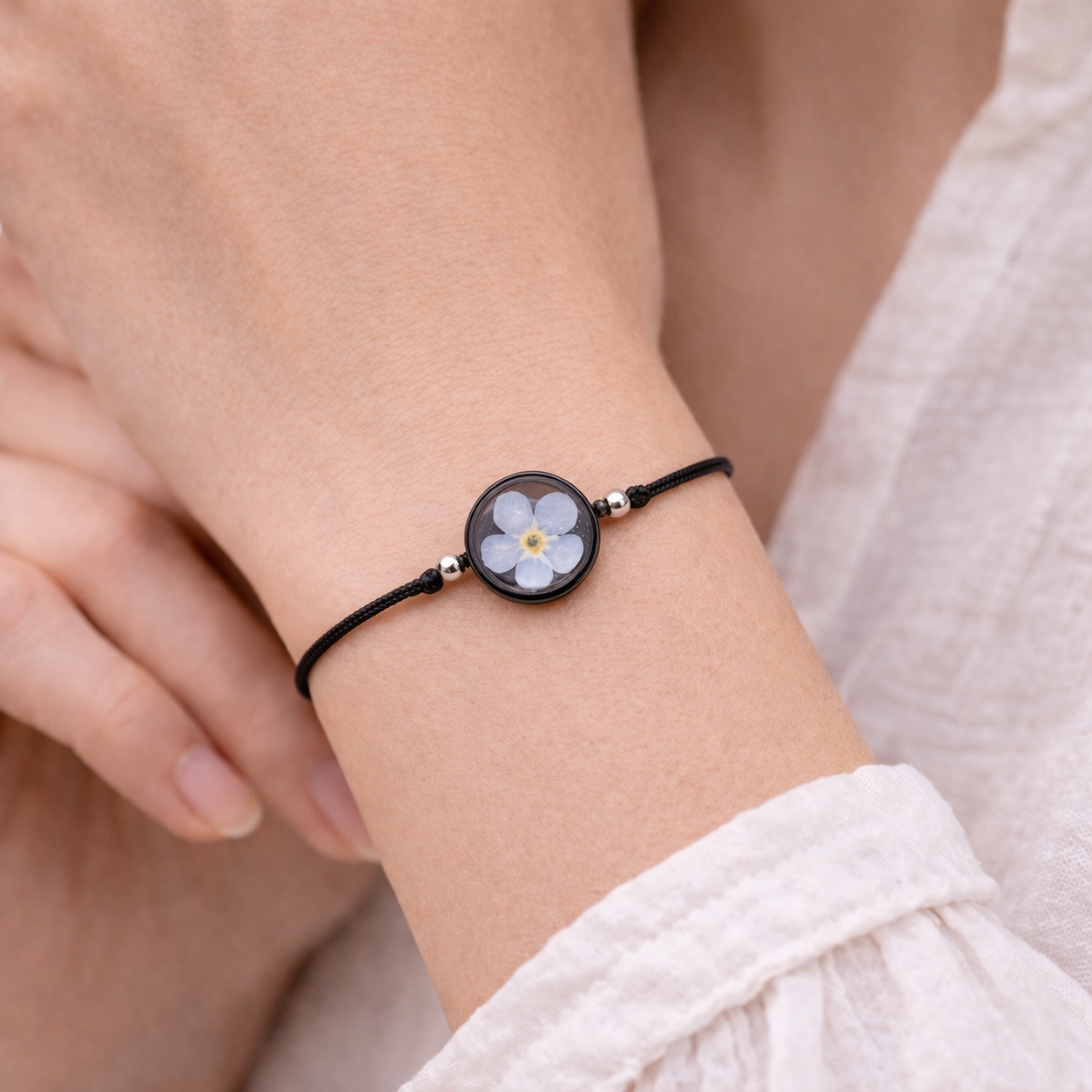 Bransoletka okrągła czarna z Niezapominajką