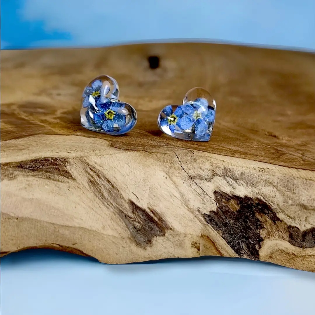 Kolczyki serca sztyfty z niezapominajką prezent dla kobiety