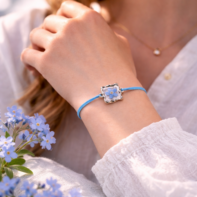 BRANSOLETKA KWADRATOWA Z KWIATEM NIEZAPOMINAJKI