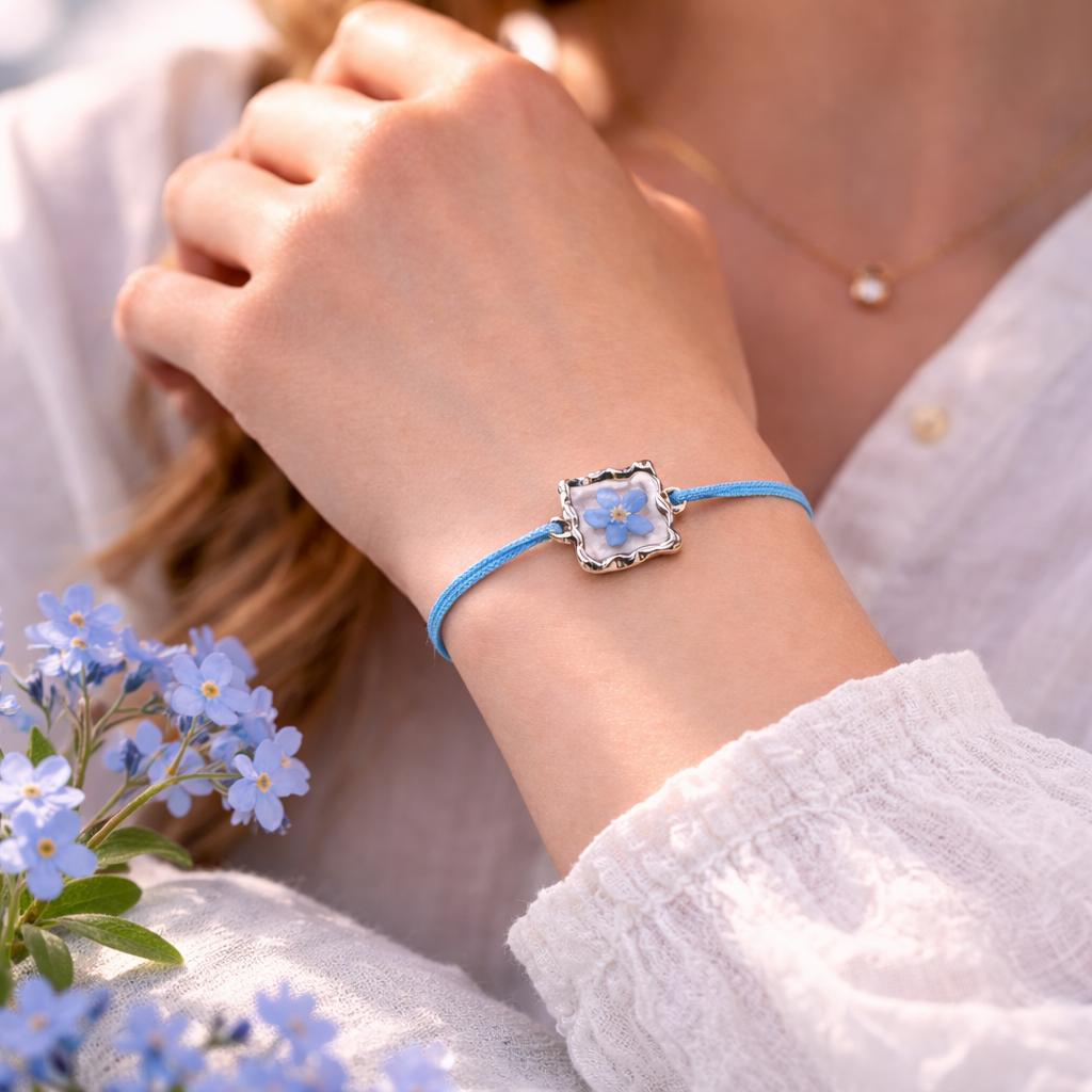 BRANSOLETKA KWADRATOWA Z KWIATEM NIEZAPOMINAJKI