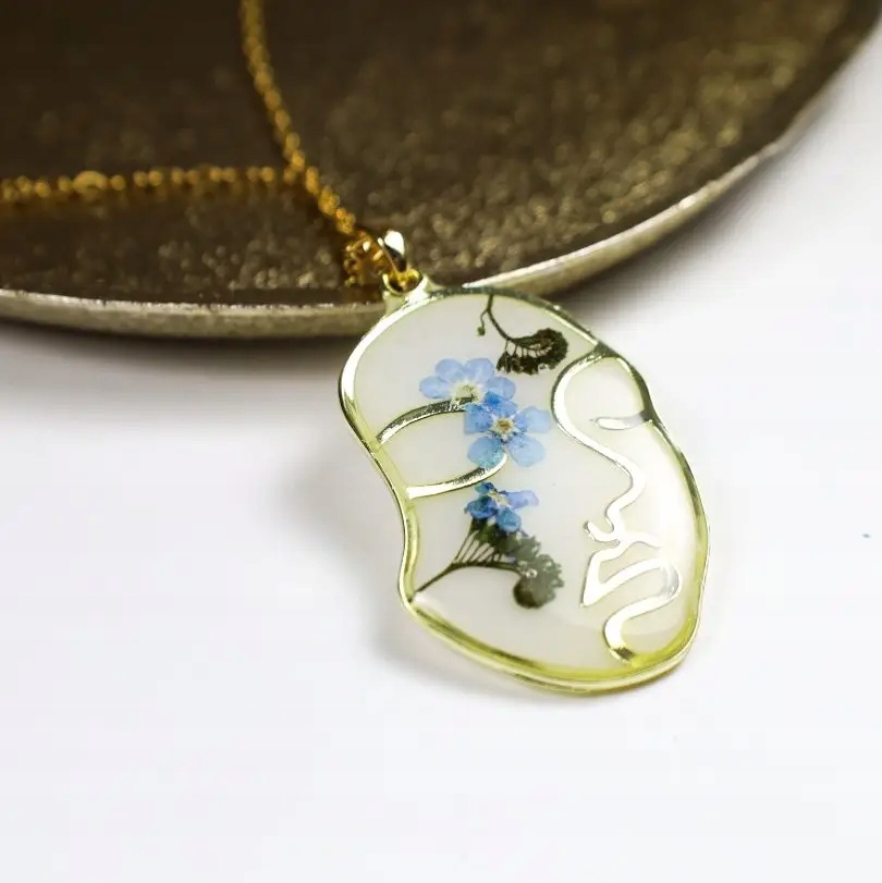 naszyjnik z twarzą kobiety