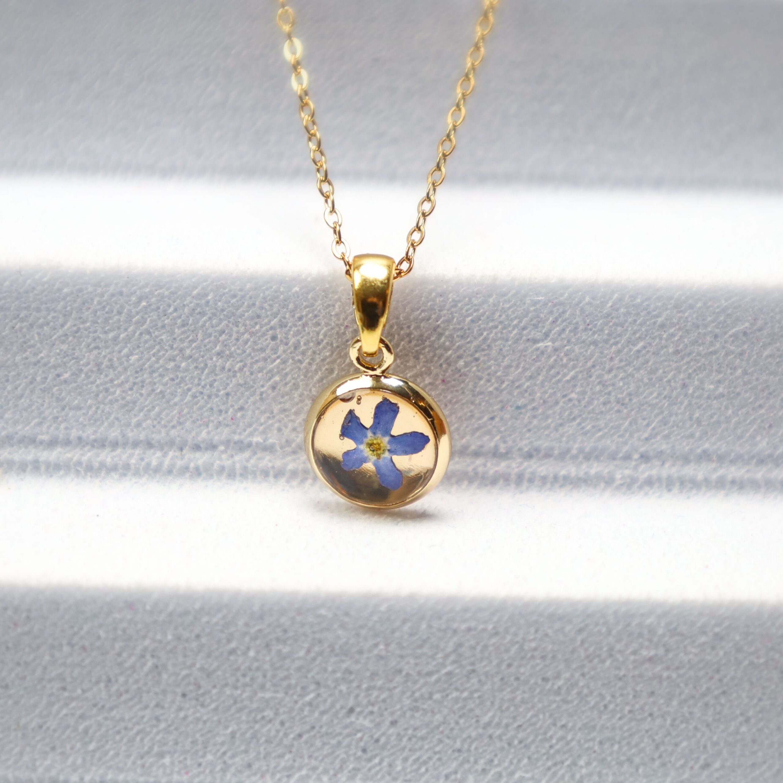 NASZYJNIK Z NIEZAPOMINAJKĄ