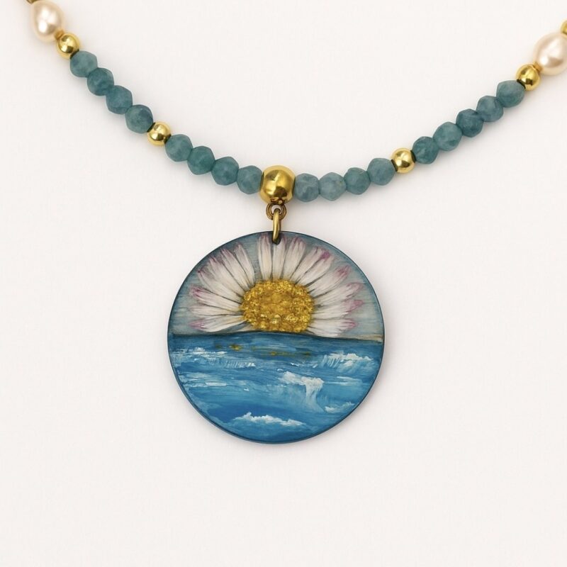 NASZYJNIK STOKROTKA CALCEDON Z PERŁĄ