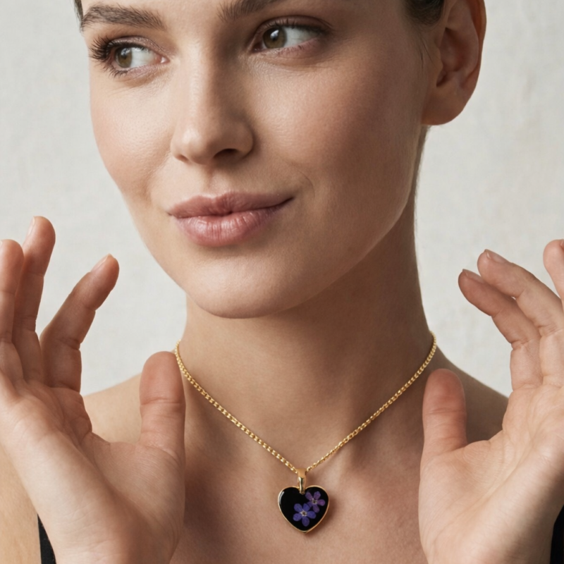 NASZYJNIK CZARNE SERCE NIEZAPOMINAJKA